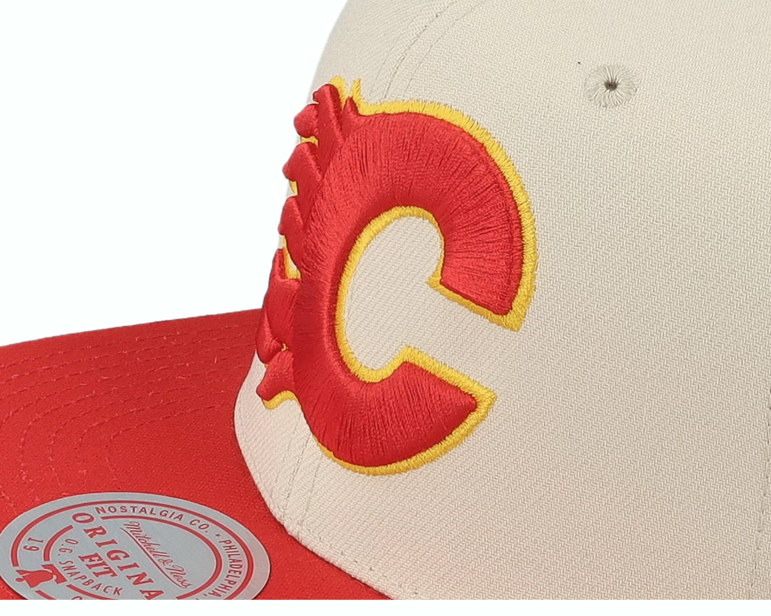 Mitchell & Ness Calgary Flames Vintage Off White Snapback - -Unisex Snapback
