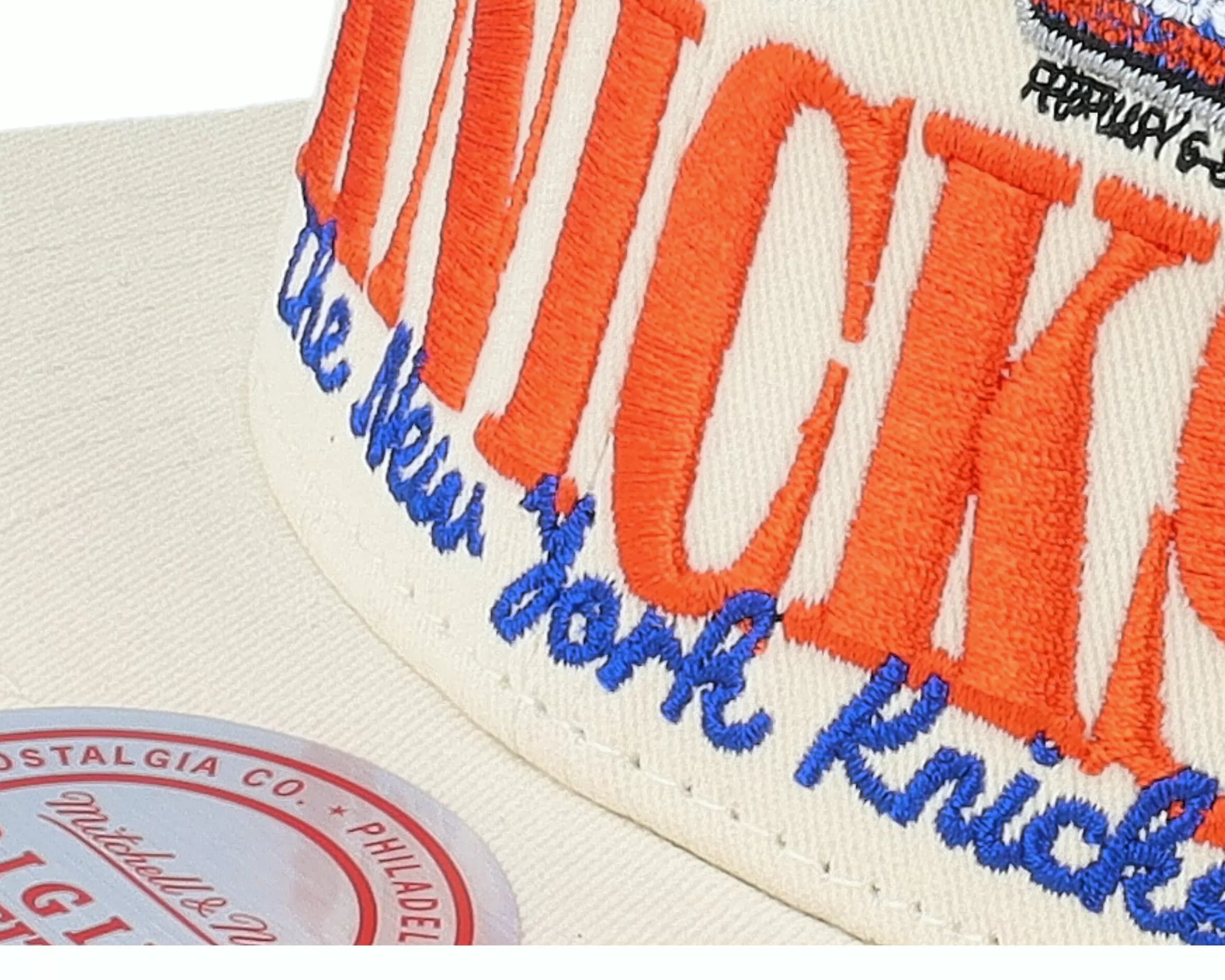 Mitchell & Ness New York Knicks Reframe Retro Off White Snapback - -Unisex Snapback